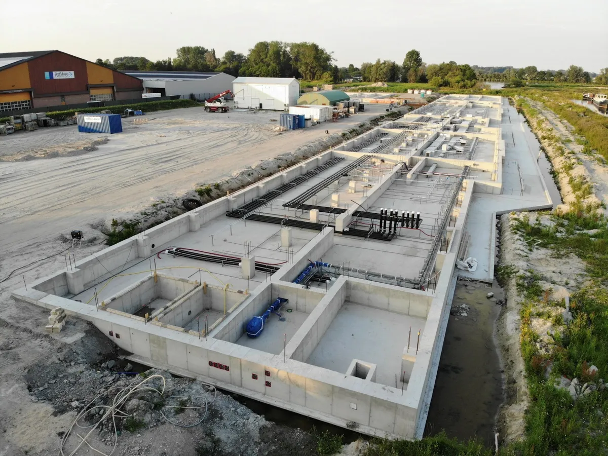 Luchtfoto van de bouwplaats met nat betonwerk