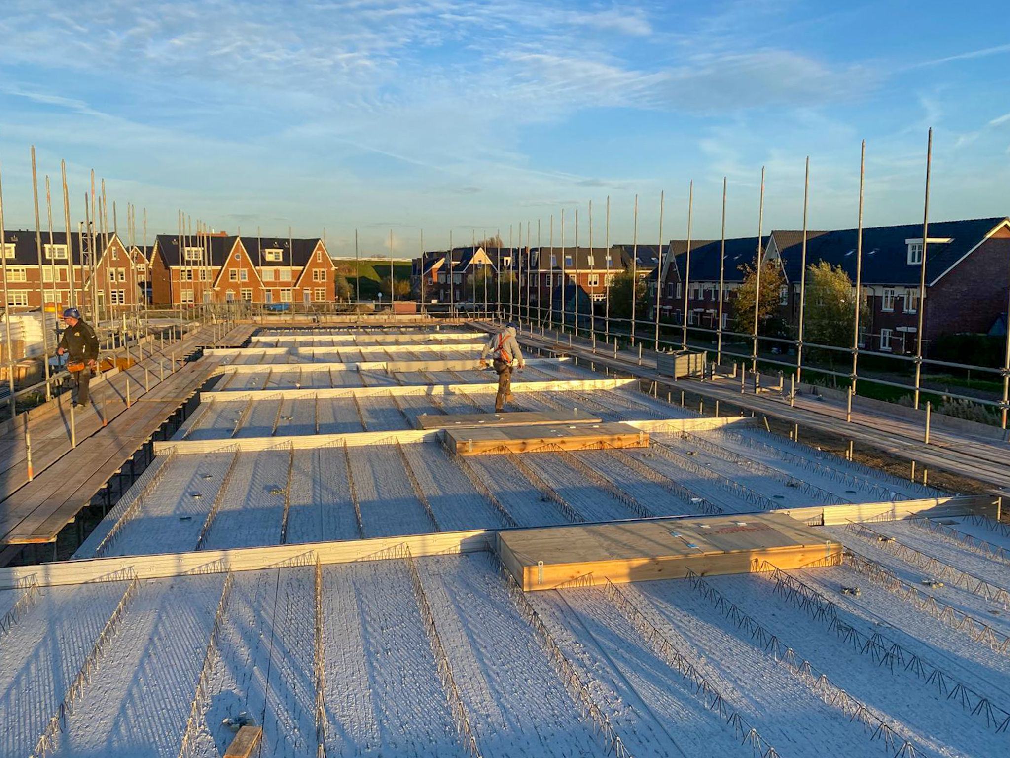 Kanaalplaatvloeren in Maassluis bij zonsondergang