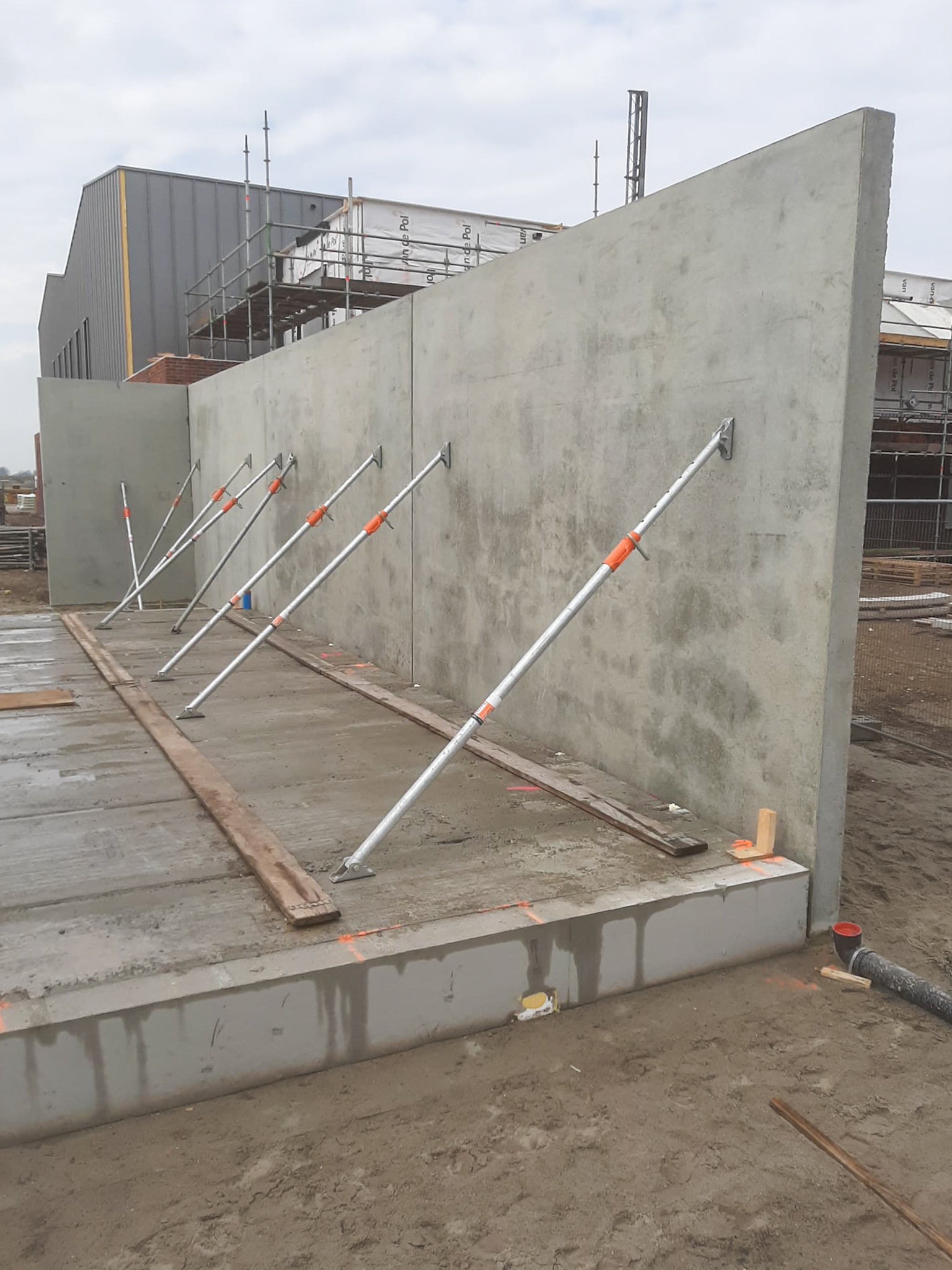 Prefab betonwand op locatie in Amersfoort