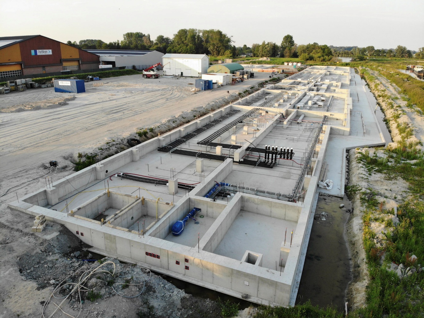 Luchtfoto bouwplaats prefab betonwanden traditioneel betonwerk
